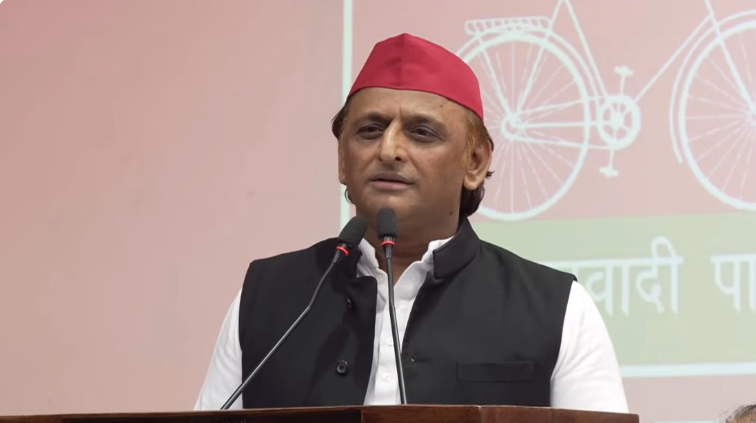 अफसर की मूंछ छोटी पड़ी तो अखिलेश ने मंच पर बुलाया, जानिए यूपी में क्यों गरम हुआ सियासी पारा