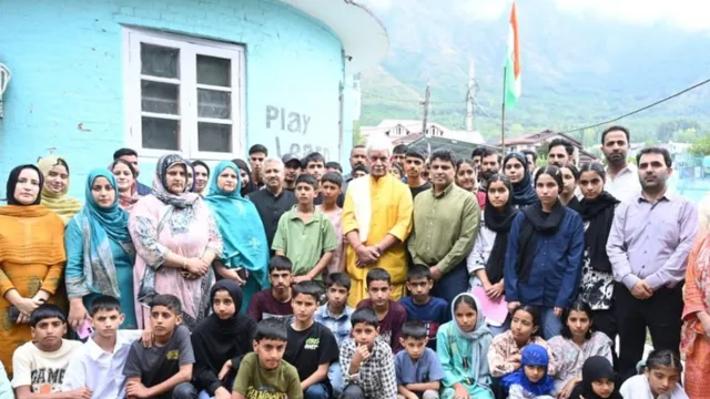 PM मोदी के जन्मदिन पर LG सिन्हा का खास अंदाज, बैग-स्पोर्ट्स किट बांटे; अस्पताल में बच्चों से मिले