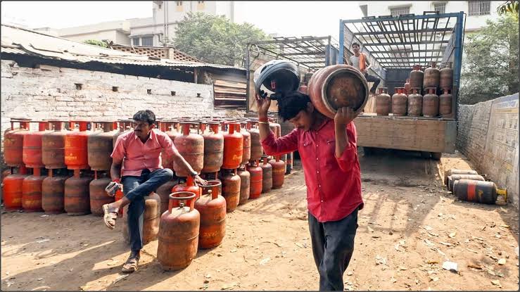 LPG गैस सिलेंडर बुकिंग का 45 दिन वाला नियम खत्म, अब 25 दिन में ही होगी बुकिंग