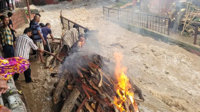 अंतिम संस्कार के बीच शव तक पहुंच गया देविका का पानी, बहने का मंडराया खतरा; उधमपुर में लोगों ने ऐसे टाला हादसा
